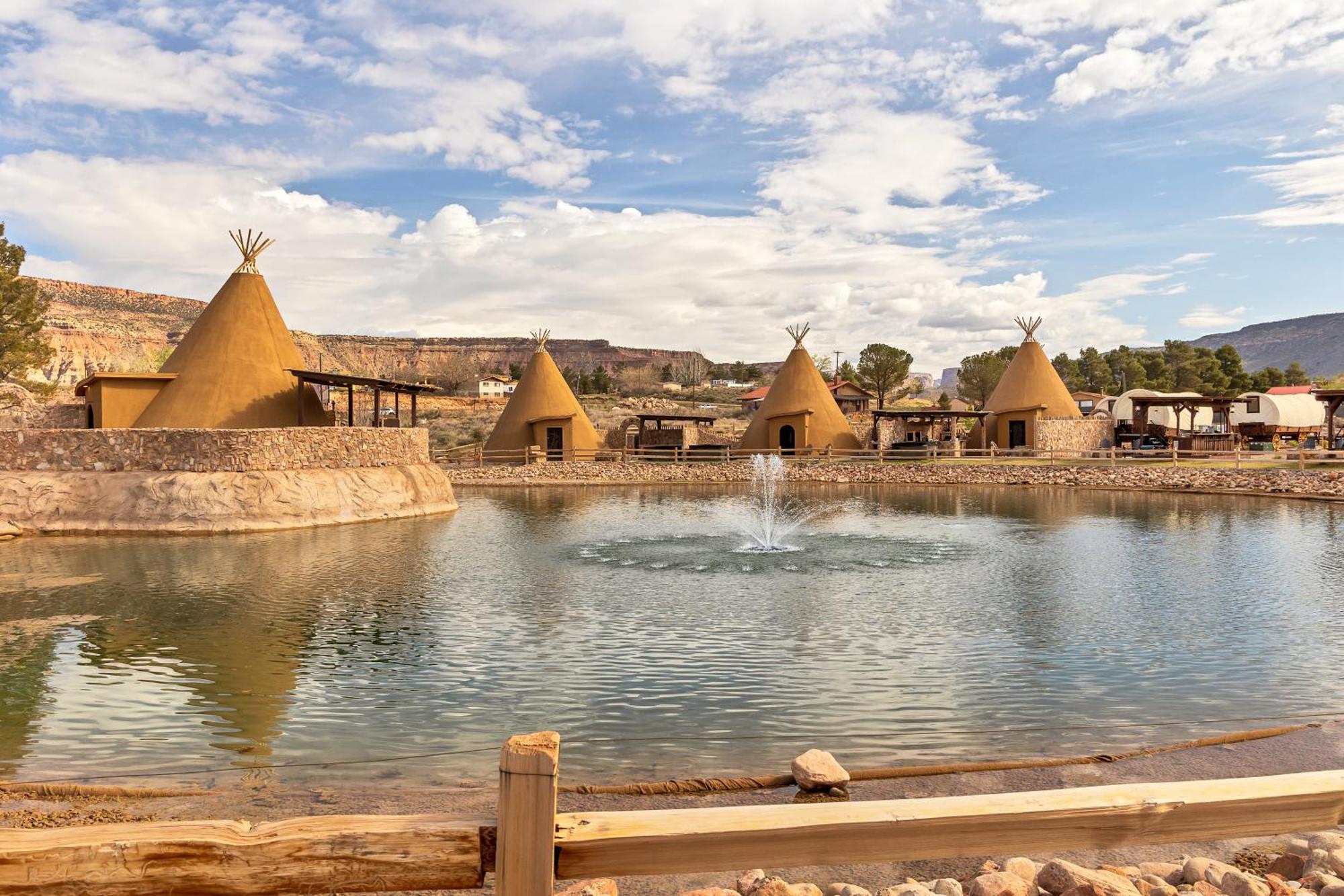 Zion White Bison Glamping & Rv Resort Вірджін Екстер'єр фото